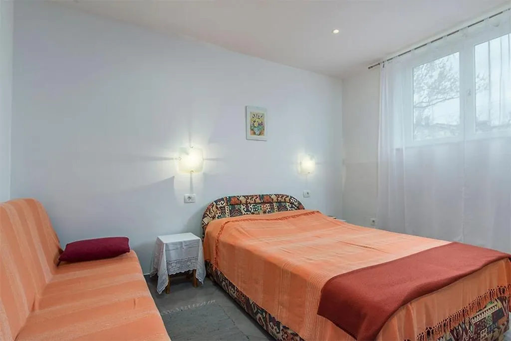 Apartments With A Parking Space Novigrad - 2536